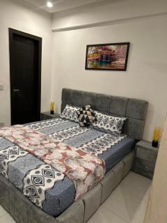 Modern 2BR Stay Ideal for Families - 6