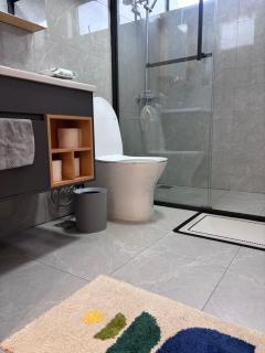 Elegant 1BR with Pool & Gym Near Junction Mall - 4