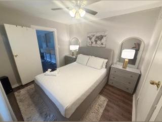 Newly Remodeled Oasis - Fast WiFi Vit C Shower Free Parking Near IAH DT & Pass Program - 1
