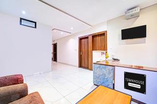 Super Townhouse LIG Main Road Indore - 6