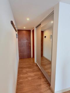 Departamento céntrico con balcón y vista al lago - 3