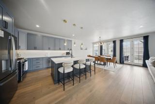 BRAND NEW Scenic Luxury Mountain Retreat - 0