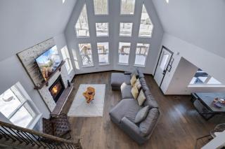 4BR Poconos Ski Retreat w Sauna, Game Room & Loft - 0