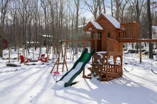 4BR Poconos Ski Retreat w Sauna, Game Room & Loft - 6