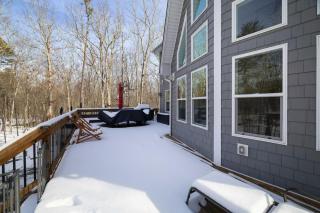 4BR Poconos Ski Retreat w Sauna, Game Room & Loft - 5