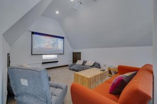4BR Poconos Ski Retreat w Sauna, Game Room & Loft - 2