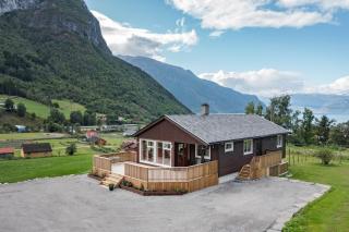 Fritidshus med fjell- og fjordutsikt - 0