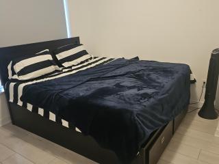 Spacious Master Ensuite bedroom w queen bed dresser tower fan - 0