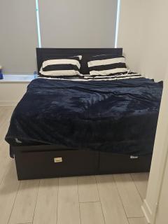 Spacious Master Ensuite bedroom w queen bed dresser tower fan - 1