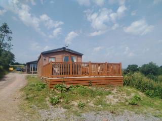 11B Upton Lakes & Lodges Fishing Hot Tub Lodge - 8