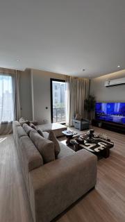 شقة فاخرة بموقع استراتيجي وتجربة استثنائية Luxury Executive Apartment in Qurtubah - 8