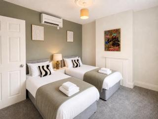City Centre- Contractors- Sleeps 7- Parking- AC - 2