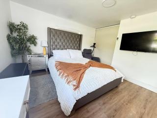 Private Suite with Laundry - 6