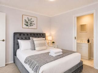 Seaside Serenity: Panoramic Waterfront Retreat - 4