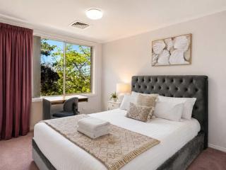 Seaside Serenity: Panoramic Waterfront Retreat - 2