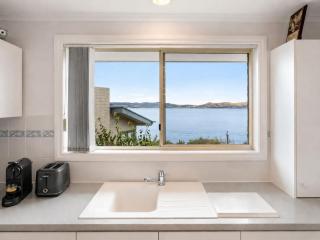 Seaside Serenity: Panoramic Waterfront Retreat - 7