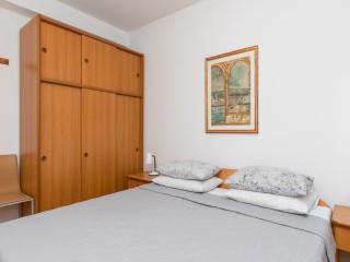 Villa Supetar Garden - Classic Two Bedroom Apartment with Terrace - 4