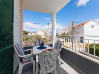 Villa Supetar Garden - Classic Two Bedroom Apartment with Terrace - 6