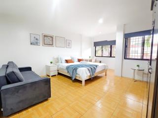 U12San Miguel Townhouse 4 BR near IT Park Free Parking 2 Cars - 1