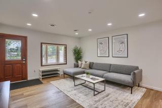 Stylish and Accessible 5 Bedroom, 2 Bathroom Home in Cranberry, Pittsburgh - 0