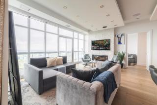 One-Of-A-Kind Parklawn Penthouse Unreal Lake View - 0