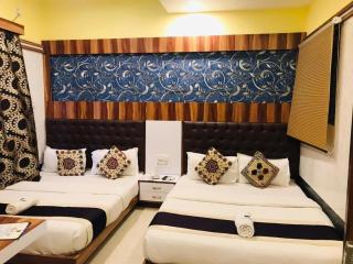 Glitz Hotel Royal Inn- Nr SDM Law College MG - 0