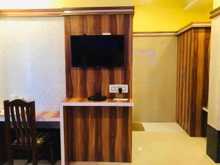 Glitz Hotel Royal Inn- Nr SDM Law College MG - 6
