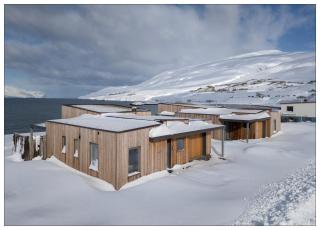 Design House Bakkabud in Grenivík - Waterfront with Outdoor Hot Tub - by Nollur - 9