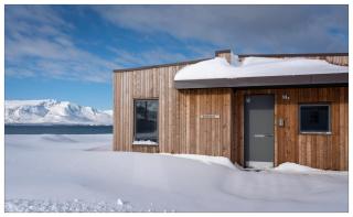 Design House Bakkabud in Grenivík - Waterfront with Outdoor Hot Tub - by Nollur - 8