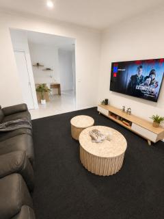 Spacious Family Retreat In Greenbank - 4