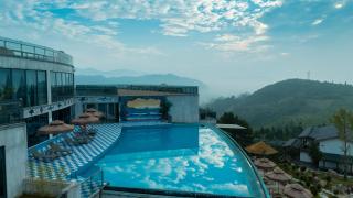Zhangjiajie Fantasy Valley Resort Customized travel itineraries free shuttle service to the North and West Gates of the National Forest Park, and complimentary traditional ethnic costume try-on - 5