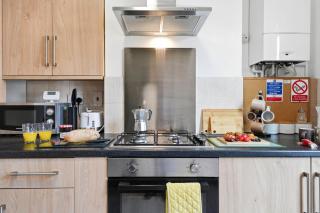 New 3BR Town Centre Rugby Flat, near Train Station, with Parking - 9