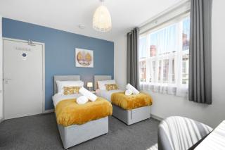 New 3BR Town Centre Rugby Flat, near Train Station, with Parking - 0