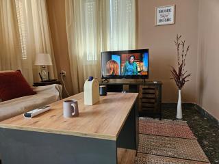 Cozy Traditional Stone House - 8 Min to Sandy Beach - Free Parking - 3