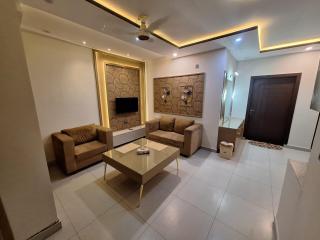 The Easy Stay - Convenient 2BR Apartment in Bahria Phase 7 - 3