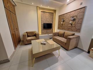 The Easy Stay - Convenient 2BR Apartment in Bahria Phase 7 - 1