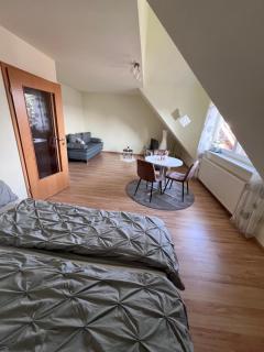 schönes Zimmer und Badezimmer in Einfamilienhaus - 0
