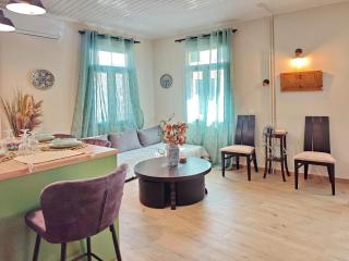 The Emerald Vintage Apartment Mytilene - 4