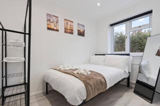 The Knight by Francha Stays - Sleeps 8 - 1