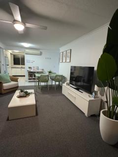 Surfers Beachside Retreat - 3