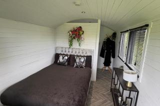Little Lake Lodge Retreat Sleeps 2 with Parking - 0
