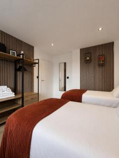 MODERN & STYLISH Bedford Apartment, SLEEPS 5, 2 FREE PARKING, QUIET LOCATION, 2 BED 2 BATH, 4 Separate Beds & Near M1 - 5