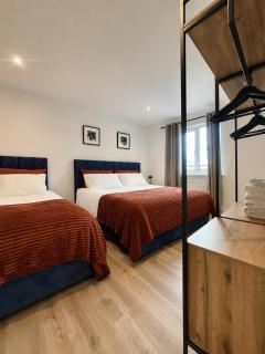 MODERN & STYLISH Bedford Apartment, SLEEPS 5, 2 FREE PARKING, QUIET LOCATION, 2 BED 2 BATH, 4 Separate Beds & Near M1 - 8