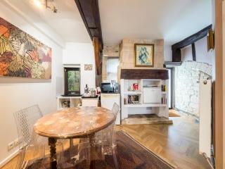 Independent Master suite, 18th century home - 3
