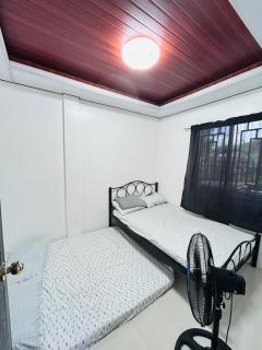 Zac's Guest House - 4