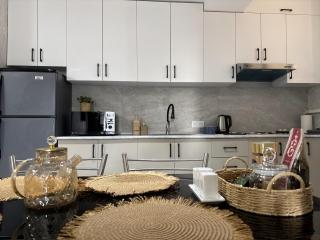 City Center Spacious 2-Bedroom Apartment for 4 Guests, Mirabad District -  - 5