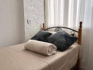 City Center Spacious 2-Bedroom Apartment for 4 Guests, Mirabad District - 3