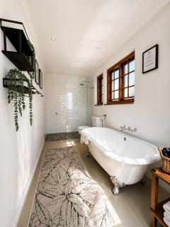 Stylish Parkhurst Cottage Walk to 4th Ave - 4