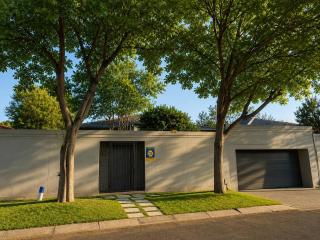 Stylish Parkhurst Cottage Walk to 4th Ave - 3