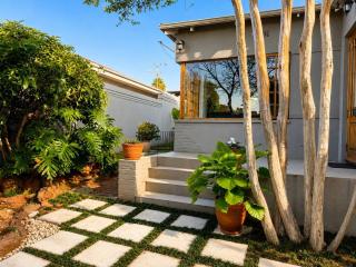 Stylish Parkhurst Cottage Walk to 4th Ave - 2